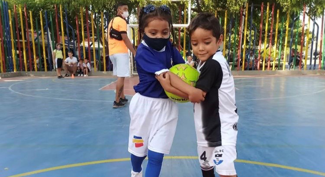 Colombianske børn spiller bold